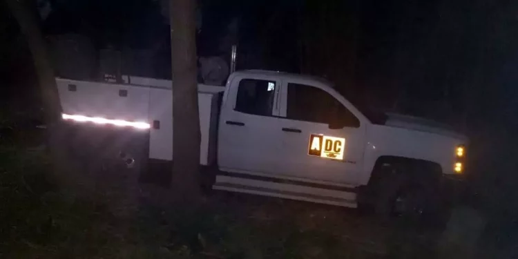 El vehículo terminó entre arena y arbustos luego de derribar el portón del sistema de bombeo del río Malantengo.
