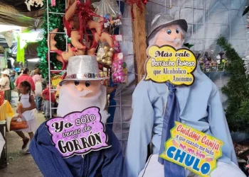 Foto: Jesús Santiago López // En el Mercado de Abasto, están listos “los viejos” para despedir el 2025.