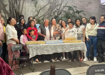 El profesor Franco Amaro Robles Hernández, rodeado de familiares y amigos.