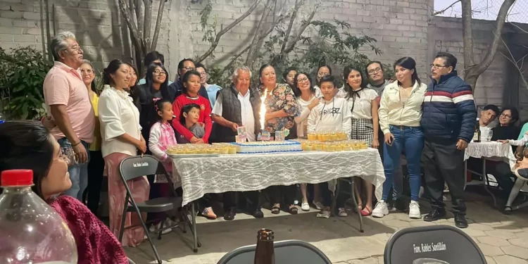 El profesor Franco Amaro Robles Hernández, rodeado de familiares y amigos.