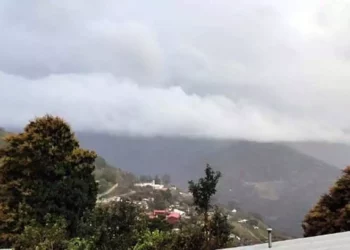 En las zonas montañosas, el frente frío y la corriente de chorro subtropical genera bajas temperaturas.