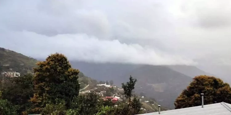 En las zonas montañosas, el frente frío y la corriente de chorro subtropical genera bajas temperaturas.