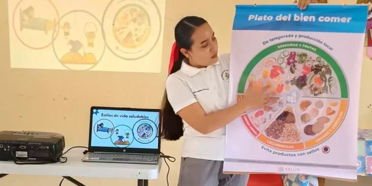 Especialistas recomiendan moderar el consumo de alimentos altos en grasas y azúcares para prevenir complicaciones de salud.