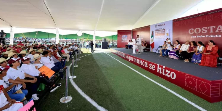 Foto: Gobierno de Oaxaca // Evento del gobierno del estado en San Pedro Pochutla.