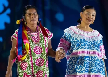 Artesanas oaxaqueñas desfilaron mostrando las piezas que elaboran de manera artesanal en Original 2025.