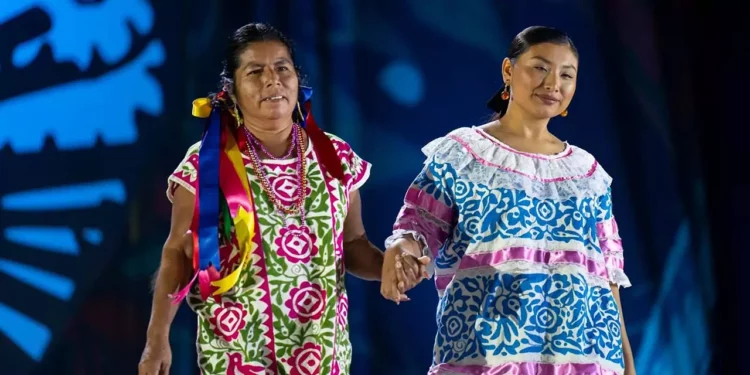 Artesanas oaxaqueñas desfilaron mostrando las piezas que elaboran de manera artesanal en Original 2025.