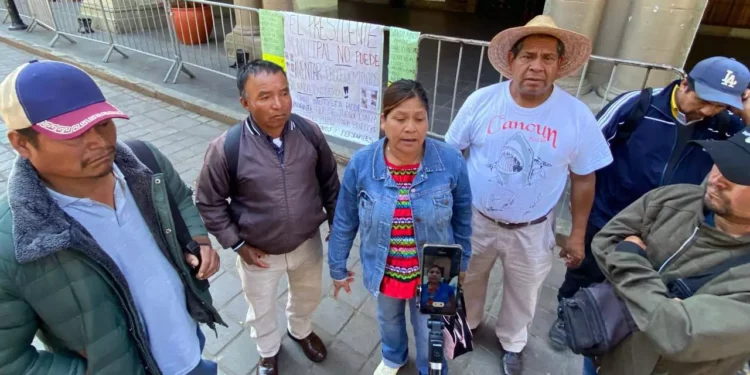 Foto: Adrián Gaytán // Habitantes de Santa María Apazco protestan en el Zócalo de la ciudad de Oaxaca.