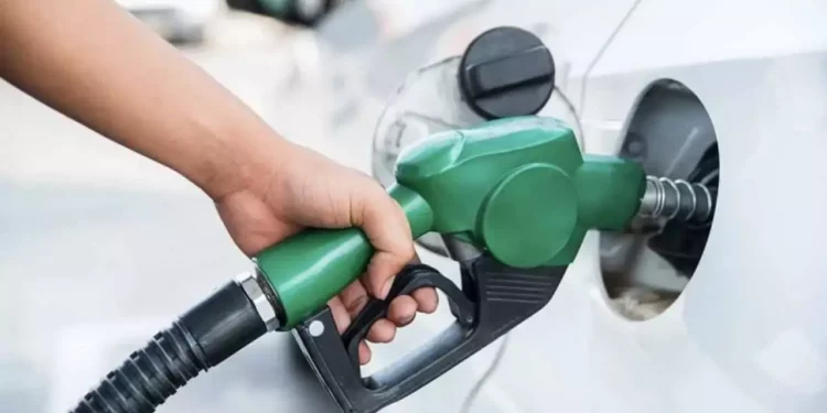¿Cuál es el mejor horario para llenar gasolina y ahorrar dinero?