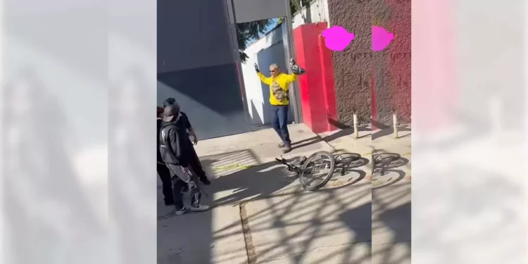 VIDEO | Chofer de transporte urbano agrede a ciclista en la capital oaxaqueña; exigen justicia