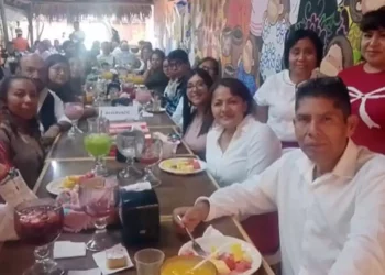 Integrantes del SUJLTCOBAO se reunieron para disfrutar de una exquisita comida, donde compartieron regalos navideños, aguinaldos y expresaron los parabienes entre sí.