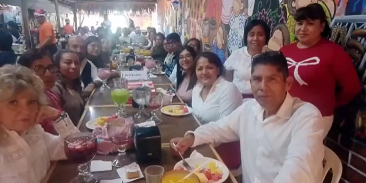 Integrantes del SUJLTCOBAO se reunieron para disfrutar de una exquisita comida, donde compartieron regalos navideños, aguinaldos y expresaron los parabienes entre sí.