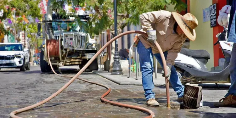 Foto: Gobierno de Oaxaca // Inverosímil, los desechos que se hallan en el drenaje callejero.