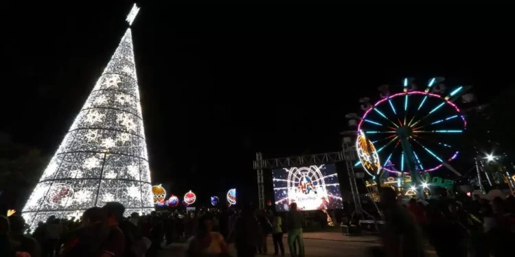 Foto: Adrián Gaytán // Juegos pirotécnicos rodearon el encendido del árbol navideño.