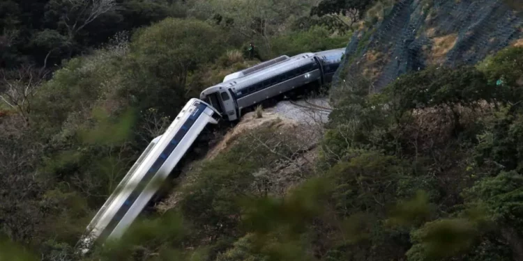 La FGR desplegó agentes del Ministerio Público Federal, policías federales ministeriales y peritos de la Agencia de Investigación Criminal en la zona donde se descarriló el Tren Interoceánico.