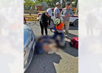 La mujer perdió el control de la moto y otro vehículo los arrolló.