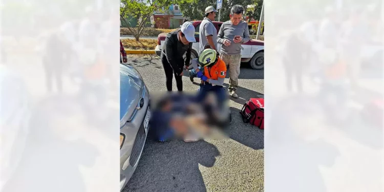 La mujer perdió el control de la moto y otro vehículo los arrolló.