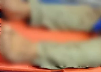 La víctima es un masculino no identificado, de aproximadamente 35 años de edad.