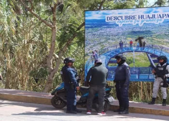 Le marcaron el alto a un motociclista que había intentado evadirlos.