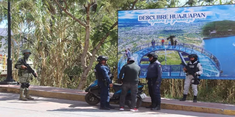 Le marcaron el alto a un motociclista que había intentado evadirlos.