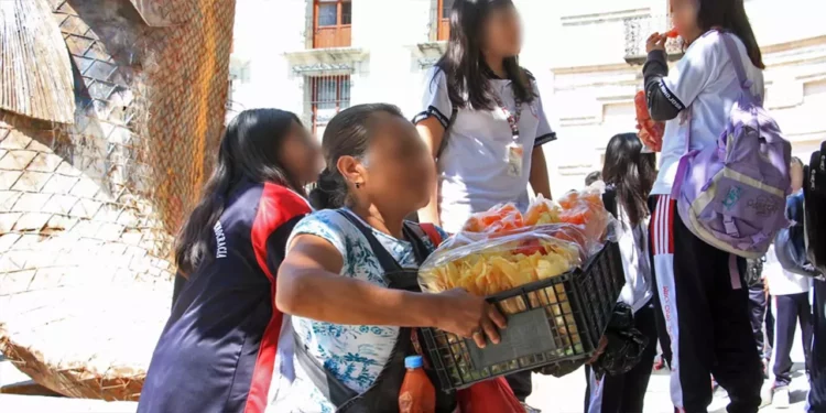 Foto: Archivo El Imparcial // Común denominador la venta de comida chatarra en el perímetro de escuelas.