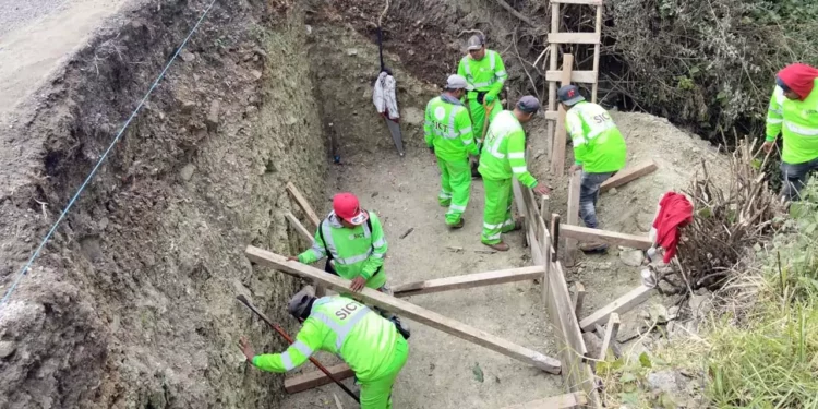 Foto: Centro SICT // La construcción de muros de contención en carreteras, parte del plan Lázaro Cárdenas que se lleva a cabo en la Mixteca.