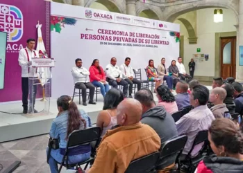 Foto: cortesía // La entrega de boletas de liberación en Palacio de Gobierno.
