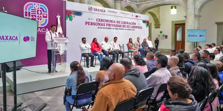 Foto: cortesía // La entrega de boletas de liberación en Palacio de Gobierno.