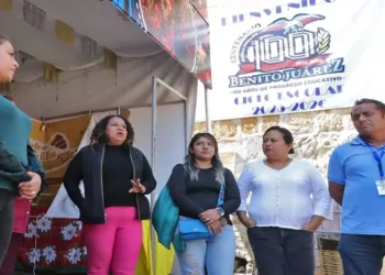 Foto: Adrián Gaytán // La expoferia del Andador Turístico ya ha invadido el acceso de la escuela Benito Juárez, y aún no se sale de vacaciones, indican padres de familia.