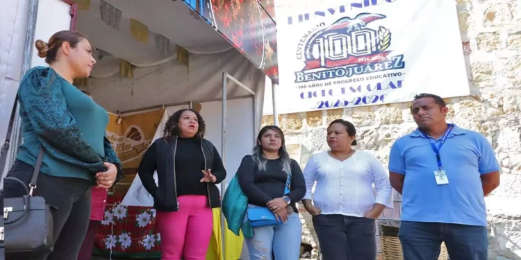 Foto: Adrián Gaytán // La expoferia del Andador Turístico ya ha invadido el acceso de la escuela Benito Juárez, y aún no se sale de vacaciones, indican padres de familia.