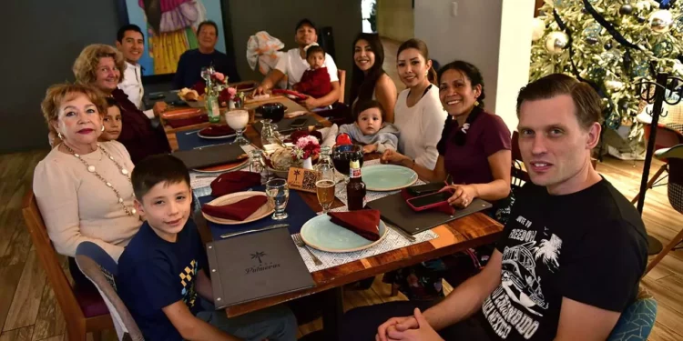 Fotos: Rubén Morales // La familia Vásquez Cano compartió una agradable comida de fin de año en un restaurante de la ciudad.