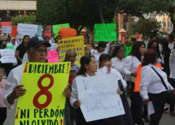 La marcha partió del Hemiciclo a Juárez y reunió a trabajadores pertenecientes a este sindicato y familiares que apoyan el movimiento.
