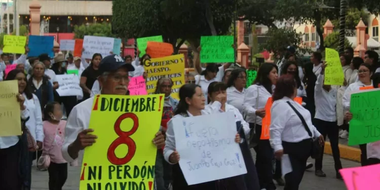 La marcha partió del Hemiciclo a Juárez y reunió a trabajadores pertenecientes a este sindicato y familiares que apoyan el movimiento.