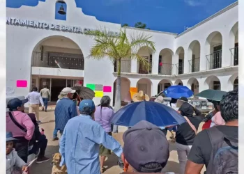 Foto: redes sociales // La protesta de vecinos de Santa Cruz Amilpas, hartos de abusos del presidente municipal.
