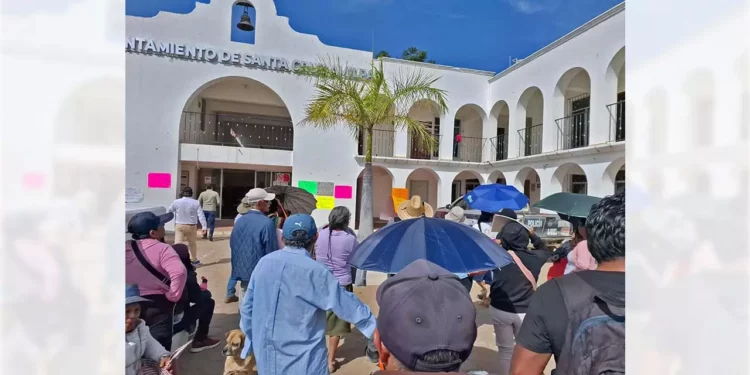 Foto: redes sociales // La protesta de vecinos de Santa Cruz Amilpas, hartos de abusos del presidente municipal.