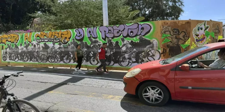 Foto: Lisbeth Mejía // La valla a La Merced obliga a ciclistas y peatones a bajar al arroyo vehicular.