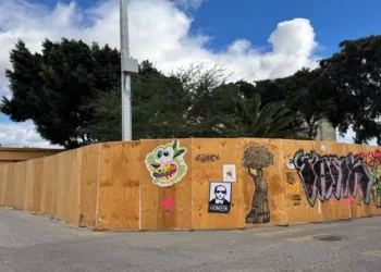 Foto: redes sociales // La valla perimetral de madera obliga a transeúntes y ciclistas a transitar por el arroyo vehicular.
