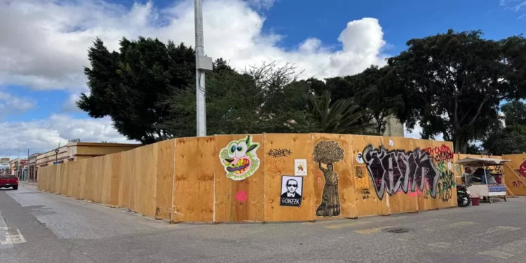 Foto: redes sociales // La valla perimetral de madera obliga a transeúntes y ciclistas a transitar por el arroyo vehicular.