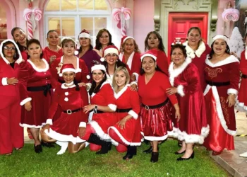 Foto: Rubén Morales // Las invitadas llegaron luciendo creativos y elegantes atuendos navideños, muchos de ellos inspirados en Santa Claus.