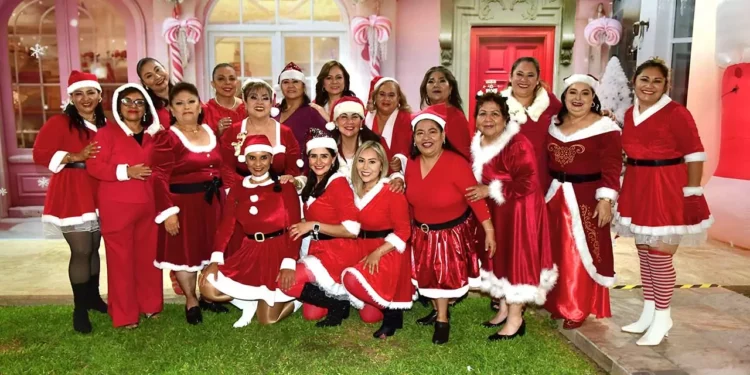 Foto: Rubén Morales // Las invitadas llegaron luciendo creativos y elegantes atuendos navideños, muchos de ellos inspirados en Santa Claus.