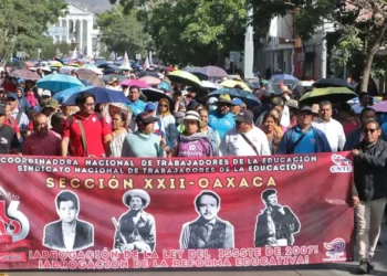 Foto: Adrián Gaytán // Las y los maestros realizaron una marcha que partió desde la fuente de las Ocho Regiones.