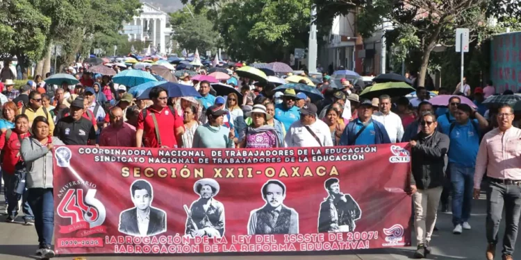 Foto: Adrián Gaytán // Las y los maestros realizaron una marcha que partió desde la fuente de las Ocho Regiones.