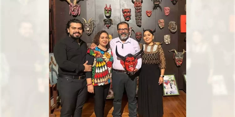 Foto: Taller Alejandro Vera // Las y los artesanos de la familia Vera son reconocidos por mantener la tradición de la talla de madera.