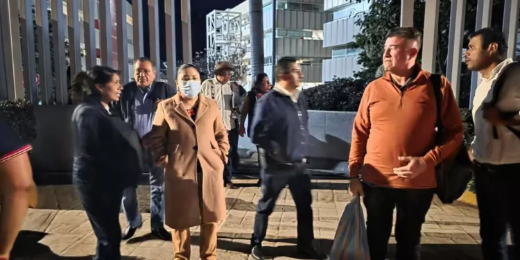 Foto: redes sociales // Líderes de la Sección 22 al salir de la mesa de negociación el viernes pasado.