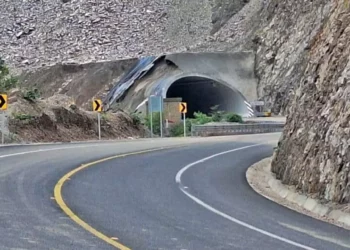 Foto: redes sociales // Lo que nunca se había hecho, dejar medio año cerrada una súper carretera recién inaugurada.