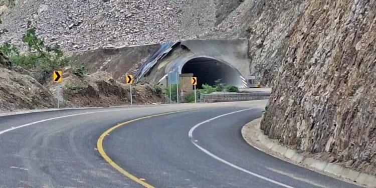 Foto: redes sociales // Lo que nunca se había hecho, dejar medio año cerrada una súper carretera recién inaugurada.
