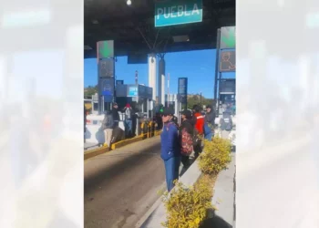 Los inconformes exigieron a la burocracia del gobierno sensibilidad ante su situación y reclamaron la restitución de sus plazas laborales.