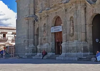 Los trabajos consistieron en el retiro de las pintas y grafitis de los muros de cantera.