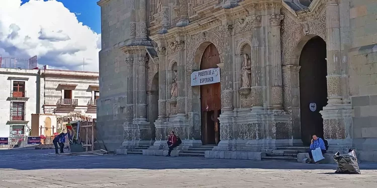 Los trabajos consistieron en el retiro de las pintas y grafitis de los muros de cantera.