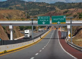 Foto: Archivo El Imparcial // Los transportistas también corren riesgo de sufrir accidentes por los constantes derrumbes.