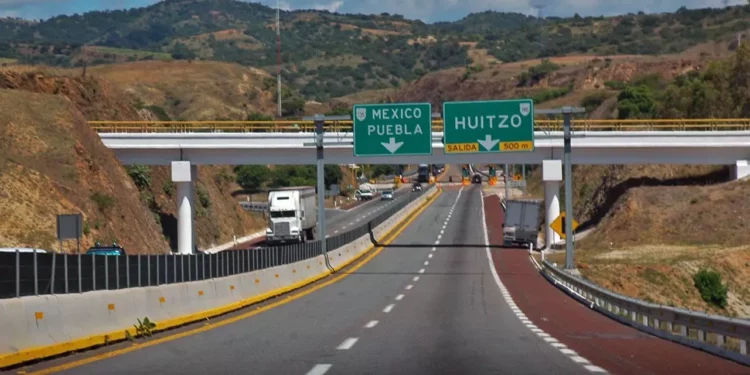 Foto: Archivo El Imparcial // Los transportistas también corren riesgo de sufrir accidentes por los constantes derrumbes.